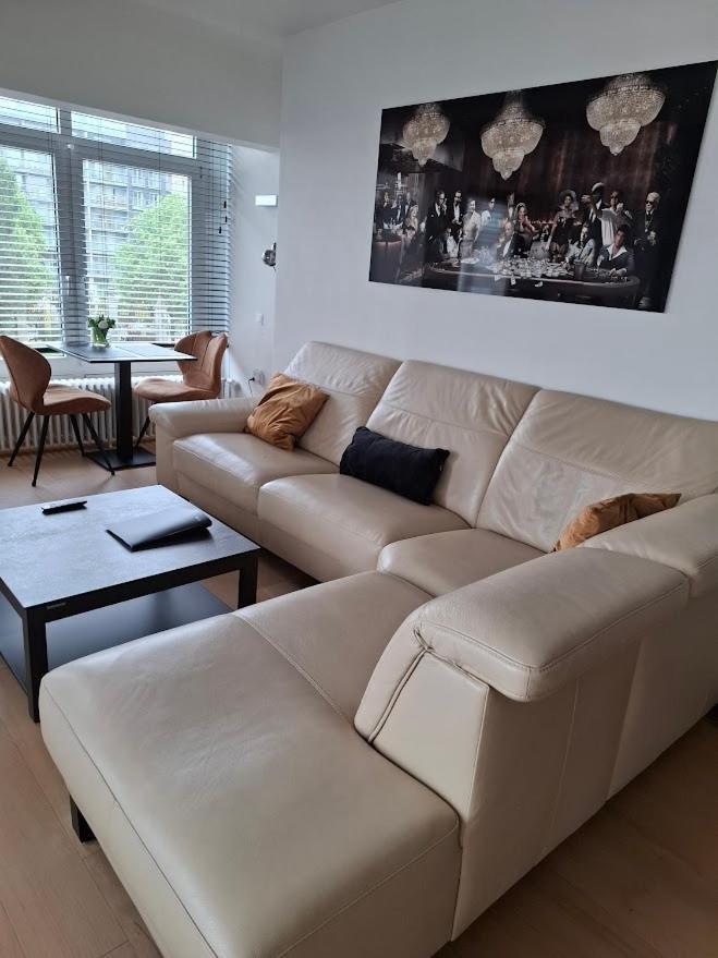 Lichtrijk En Comfortabel Hoekappartement Met Gratis Parking En Zeer Centraal Gelegen - Comme Chez Soi Ostend Exterior foto