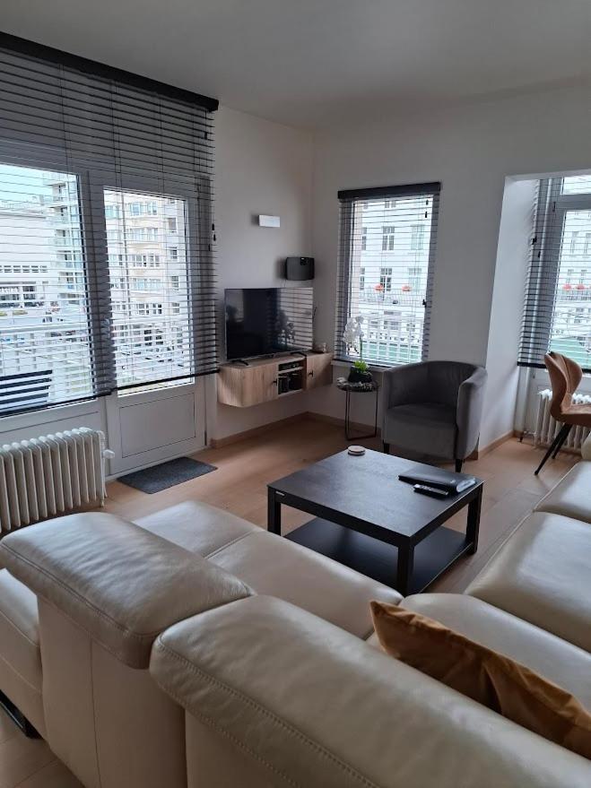 Lichtrijk En Comfortabel Hoekappartement Met Gratis Parking En Zeer Centraal Gelegen - Comme Chez Soi Ostend Exterior foto